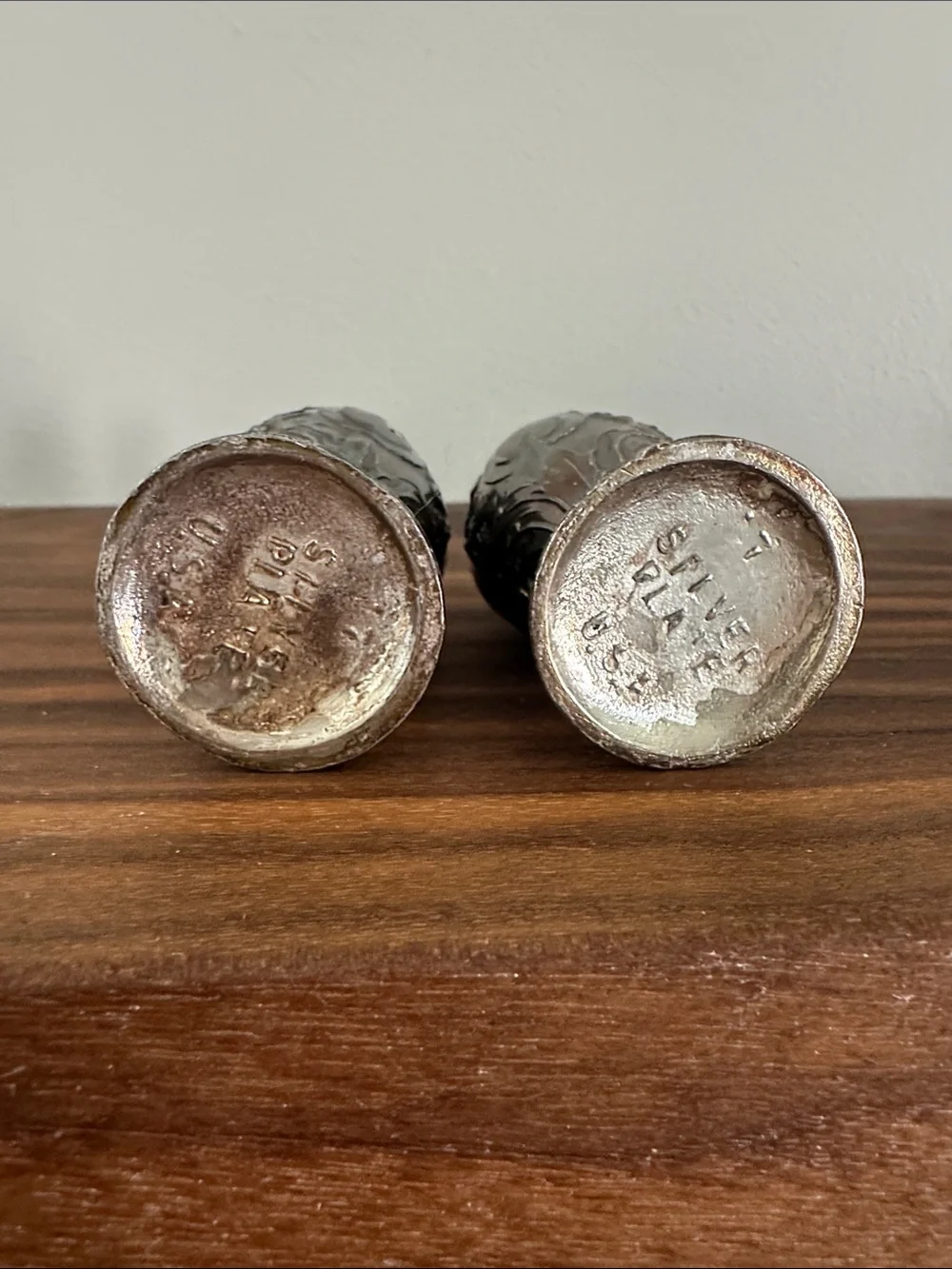 Vintage-Style Silver Salt and Pepper Shakers - Elegant Silver Finish